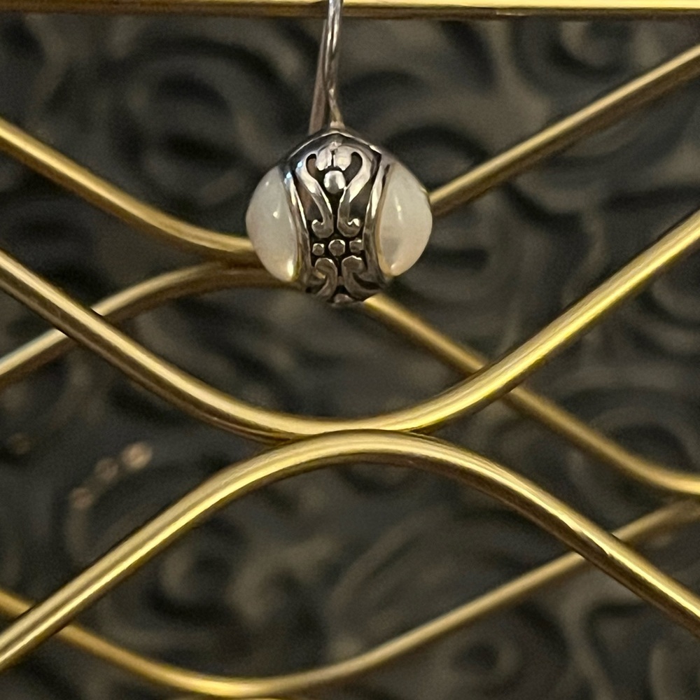 Silpada SINGLE EARRING Sterling Silver and
Mother of Pearl - Picture 2 of 5